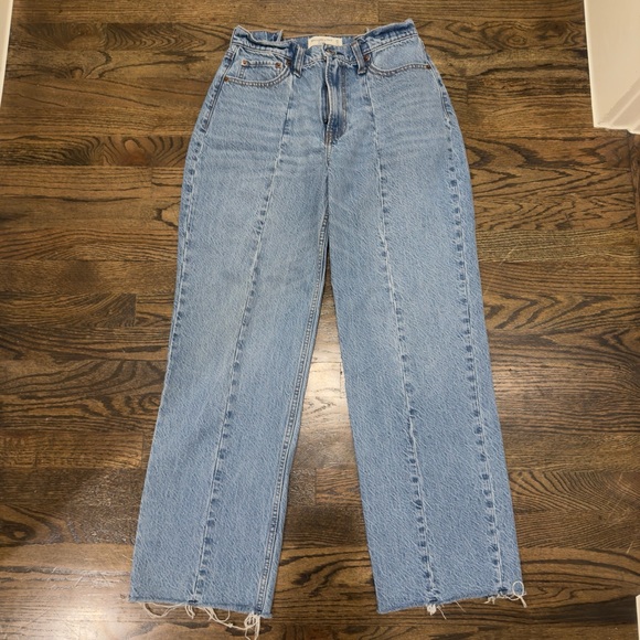 Abercrombie & Fitch High Rise Blue
Jeans - Picture 2 of 3